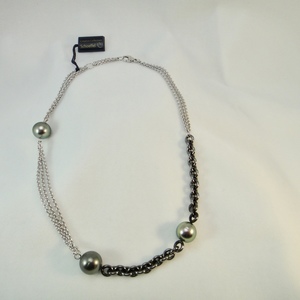 Tahiti parels 12-14mm tussen een collier van fijne wit gerhodineerde en groffe zwart gerhodineerde zilveren schakels45 cm, Schoeffel