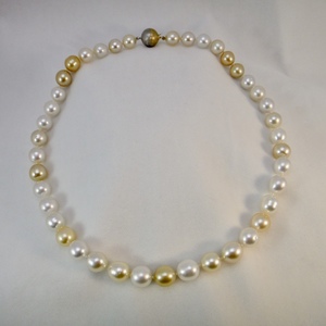 Zuidzee parelsnoer, wit en gouden kleuren 9-10mm , geknoopt met een 12 mm 18 krt geschuurd wit/geelgouden bolslot, 47 cm