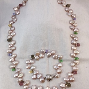 Zoetwater parelsnoer en armband, van rose platte druppels, 11 mm met, tussen zilveren balletjes, facetgeslepen zirconia druppels, geregen met gerhodineerde zilveren platte schuif-magneetsloten, 64 en 20 cm 